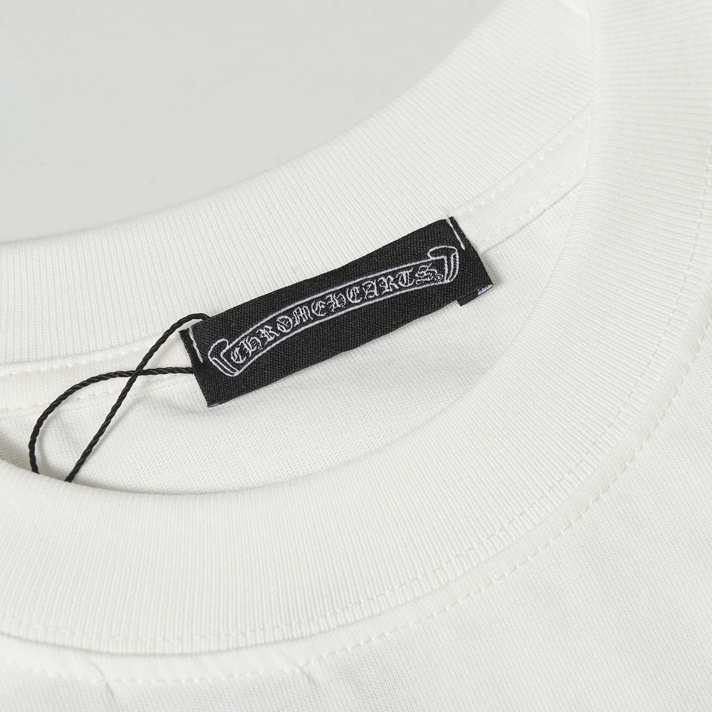 🅿️170 Chrome hearte/Chrome heart ch 25ss early spring Sanskrit horseshoe print short-sleeved T-shirt. A must-have item for daily commuting for men and women in light luxury. The correct version is welcome to compare. Detailed features: ·280g 100% cotton double yarn jersey fabric. ·Custom-dyed in the same cylinder, special thickened 32 pieces double-strand 1x1 thread. ·Double-needle cross-stitch technology. ·Original main mark washed tag. Color: black white. Size: XS-L